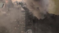 Tampak asap tersebut membubung ke langit. Foto ini diambil dari gedung yang berada di sebelah Menara Trump. (Foto: INSTAGRAM/@SLIMADOS/via REUTERS)