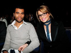 Ashley Cole dan Cheeryl Tweedy adalah pasangan tenar di Inggris saat mesra-mesranya. Namun Cole ketahuan tukang selingkuh dan akhirnya Cheryl menuntut cerai sebelum Piala Dunia 2010 bergulir. (Gareth Cattermole/Getty Images)