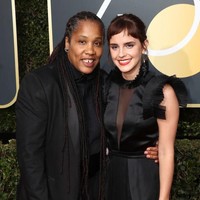 Gaya rambut yang sama juga Emma tunjukkan di Golden Globes 2018. Foto: Getty Images