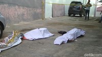 Polisi menutup kedua jasad korban dengan kain putih. Polisi juga membentangkan garis polisi di sekitar lokasi. (Foto: Dok Polres Pati)
