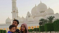 Raffi Ahmad bersama keluarga baru-baru ini liburan ke sana. Mereka berpose di depan masjidnya (Visit Abu Dhabi)