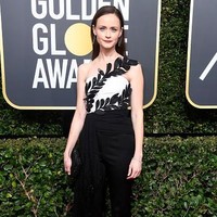 Jika biasanya para aktris mengenakan gaun di acara karpet merah, Alexis Bledel tampil berbeda. Pada Golden Globes 2018, Alexis memilih mengenakan jumpsuit keluaran Oscar de La Renta. Gaun itu tampak cantik dengan detail bunga di bagian atas dan selendang di pinggang. Foto: Getty Images