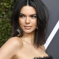 Guntingan blunt cut yang rata dan tegas akan membuat rambut tipis terlihat lebih bervolume. Seperti yang terlihat pada Kendall Jenner. Foto: Frazer Harrison/Getty Images