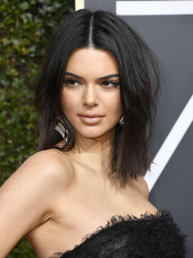 Guntingan blunt cut yang rata dan tegas akan membuat rambut tipis terlihat lebih bervolume. Seperti yang terlihat pada Kendall Jenner. Foto: Frazer Harrison/Getty Images