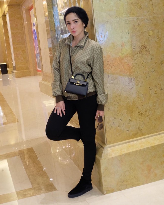 Ussy Sulistiawaty tampil stylish dan boyish dengan padu padan jaket Gucci dan tas Hermes. Berdasarkan situs Polyvore, jaket Gucci GG Nylon K-Way seperti yang dikenakan Ussy harganya sekitar Rp 12 jutaan. Sementara tas Hermes Kelly Mini di situs 1stdibs harganya sekitar US 26,999 atau Rp 362 jutaan. Foto: Dok. Instagram @ussypratama