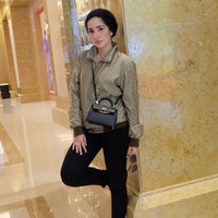 Ussy Sulistiawaty tampil stylish dan boyish dengan padu padan jaket Gucci dan tas Hermes. Berdasarkan situs Polyvore, jaket Gucci GG Nylon K-Way seperti yang dikenakan Ussy harganya sekitar Rp 12 jutaan. Sementara tas Hermes Kelly Mini di situs 1stdibs harganya sekitar US 26,999 atau Rp 362 jutaan. Foto: Dok. Instagram @ussypratama