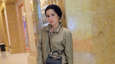 8 Gaya Ussy Sulistiawaty & Putrinya Pakai Gucci hingga Hermes Saat Liburan