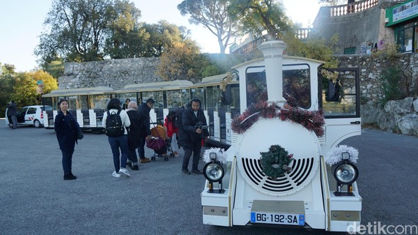 Kereta wisata di kota-kota Prancis berada di bawah payung Train Touristiques de France. Kereta wisatanya mampu menampung puluhan orang, dilengkapi dengan headset untuk menjelaskan tiap berbagai tempat yang dilewati (Afif Farhan/detikTravel) Kereta wisata di kota-kota Prancis berada di bawah payung Train Touristiques de France. Kereta wisatanya mampu menampung puluhan orang, dilengkapi dengan headset untuk menjelaskan tiap berbagai tempat yang dilewati (Afif Farhan/detikTravel)