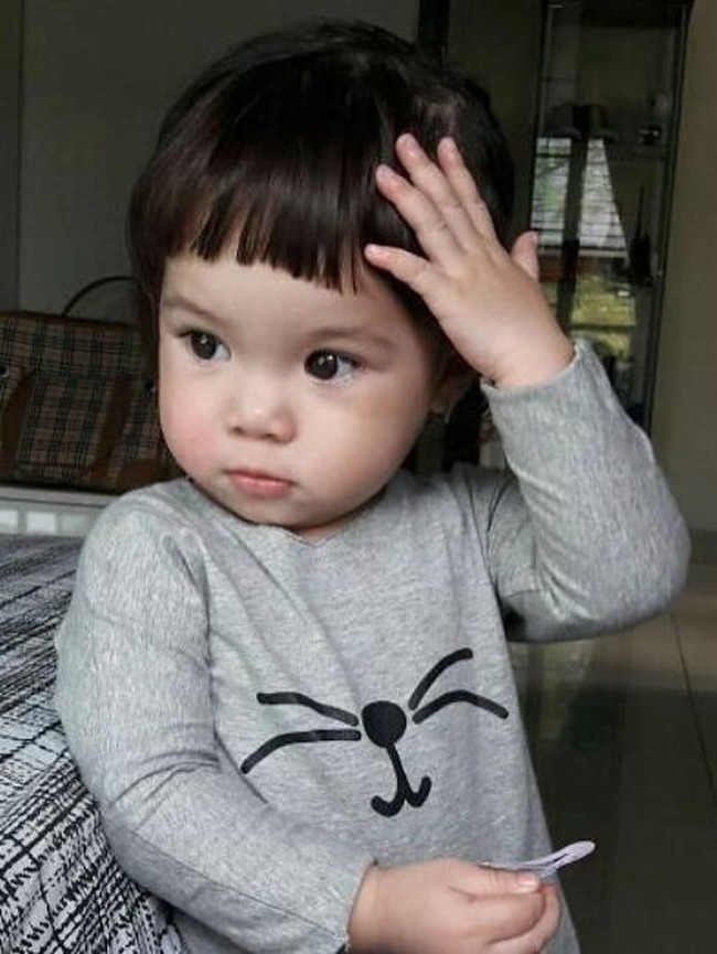 Gempita Nora Marten baru akan berulang tahun ke-3 pada 16 Januari 2018 ini. Meskipun masih balita, putri cantik dari pasangan Gisel dan Gading ini sudah sangat terkenal di dunia maya karena polahnya yang menggemaskan. Gading dan Gisel kerap mengunggah perilaku gemas Gempi ke akun Instagram mereka. Foto: Instagram