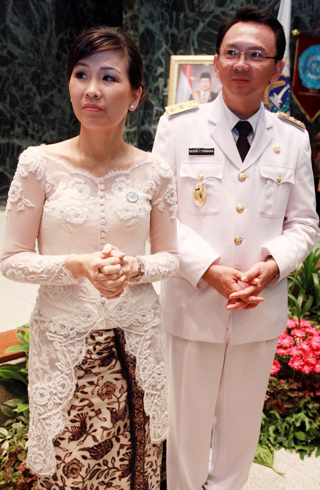 Ketika Ahok dilantik menjadi Wakil Gubernur DKI Jakarta pada 2012 mendampingi Jokowi, Veronica Tan juga tampil serasi dengan suaminya yang memakai seragam putih. Veronica memakai kebaya modern dengan detail bordir bunga yang cantik. Foto: Dok. Instagram, Detikcom
