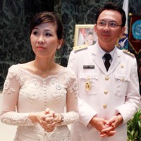 Ketika Ahok dilantik menjadi Wakil Gubernur DKI Jakarta pada 2012 mendampingi Jokowi, Veronica Tan juga tampil serasi dengan suaminya yang memakai seragam putih. Veronica memakai kebaya modern dengan detail bordir bunga yang cantik. Foto: Dok. Instagram, Detikcom