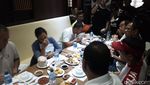 Foto: Sandi dan Menteri Rini Olahraga di Monas, Lalu Makan Bubur