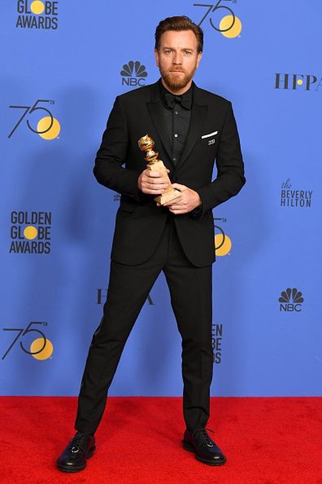 Ewan McGregor berhasil membawa pulang piala Golden Globes untuk perannya di serial Fargo. Pidato kemenangan Ewan pun menjadi perbincangan karena ia berterima kasih pada mantan istri dan kekasih barunya sekaligus. Foto: Getty Images