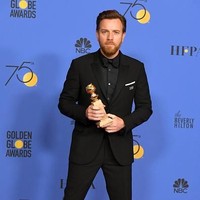 Ewan McGregor berhasil membawa pulang piala Golden Globes untuk perannya di serial Fargo. Pidato kemenangan Ewan pun menjadi perbincangan karena ia berterima kasih pada mantan istri dan kekasih barunya sekaligus. Foto: Getty Images