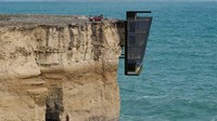 Rumah ekstrim ini memiliki pemandangan ke lepas pantai. Penghuninya bisa menyaksikan hamparan air  laut serta deru ombak yang mengantam tebing di bawahnya. Mashable.com/Istimewa.