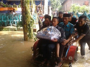 Terjang Banjir, Pengantin Pria di Ponorogo Ini Terpaksa Naik Becak