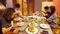 Ini bukti kalau mereka berempat bisa makan di mana saja. Yang penting berkumpul bersama! Edisi kangen dan kumpul bersama, tulis Maia. Foto: Instagram Maia Estianty