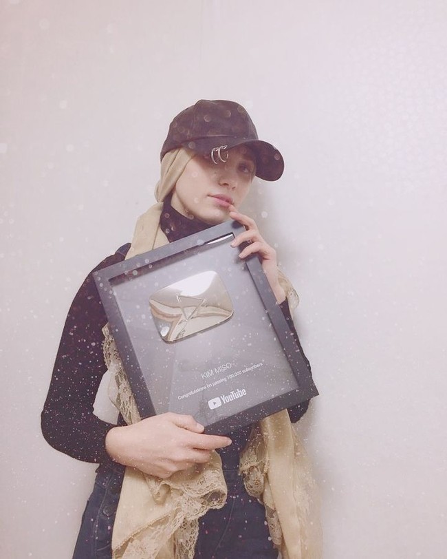 Gaya Kim Miso di foto ini terlihat lebih boyish dengan topi hitam. Gadis berdarah Korea-Maroko itu memamerkan piagam penghargaan yang diberikan YouTube untuknya. Tak heran bila ia mendapatkannya karena setiap video Kim Miso sudah ditonton lebih dari 100 ribu orang. Foto: Dok. Instagram @kimmiso1194