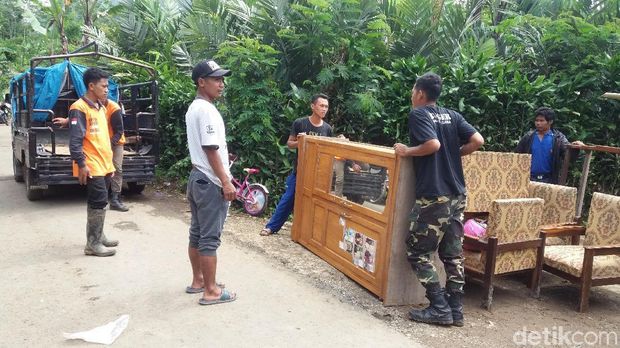 Warga Banjarnegara mengungsi karena tanah bergerak.