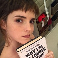 Sabtu (6/1/2018), Emma Watson memamerkan gaya rambut barunya di Instagram. Aktris 27 tahun itu bergaya dengan poni ekstra pendek. Foto: Getty Images