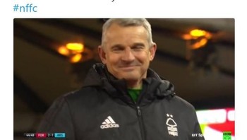 Sampai disenyumin sama pelatih Nottingham Forest. Foto: istimewa