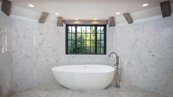 Dilengkapi pula dengan bathtup yang lega. (Foto: Matthew Momberger)