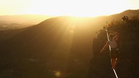 Slacklining. Tunggu dulu, ini bukan pertunjukan sirkus atau sulap. Slacklining adalah aktivitas berjalan di atas seutas tali yang direntangkan di atas ketinggian. (Cameron Spencer/Getty Images)