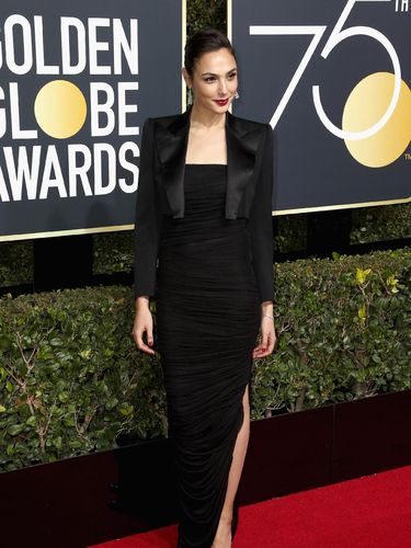 Lipstik Gal Gadot Rp 40 Ribu Vs Margot Robbie Rp 2,4 Juta, Cantik Mana? 