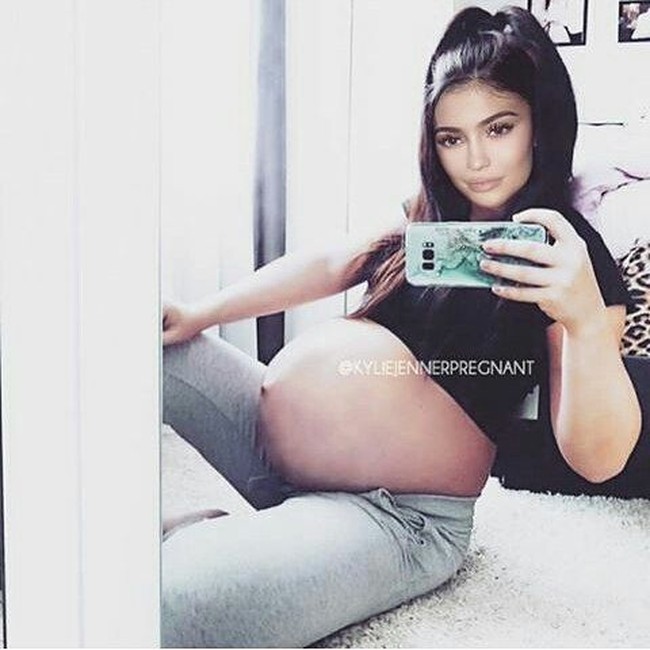 Editandi foto ini seolah-olah menggambar Kylie Jenner hamil sembilan bulan.   Foto: Instagram