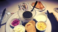 Saat di Geneva, Switzerland, Maia menyantap 50 gram caviar segar.  2,5 juta hanya buat caviar doang.. love it! komentar akun @91vhyrls. Foto: Instagram Maia Estianty