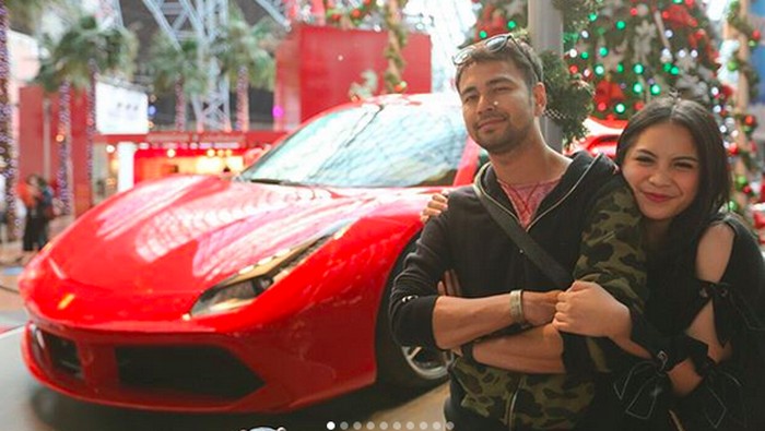 Liburan Raffi Ahmad dan Gigi Bermain di Ferrari World