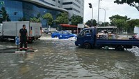 Hujan deras diperkirakan masih akan mengguyur Singapura sepanjang hari ini. Peringatan hujan deras: Hujan disertai petir dan angin kencang, level menengah hingga lebat, diperkirakan akan berlanjut di sebagian besar area, demikian peringatan Badan Lingkungan Nasional Singapura. Foto: Asia One/Stomp
