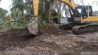 Pantauan di lokasi, Senin (8/1/2018), sekitar pukul 15.00 WIB, petugas dari PT Angkasa Pura I Yogyakarta meneruskan pembebasan lahan di Dusun Kragon II, atau di sebelah selatan titik awal pagi tadi. 