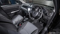 Untuk interiornya, warna hitam piano melekat pada dashboard. Suzuki menawarkan Kuro dalam 4 warna yakni superior white, cosmic black, galactic grey, dan pilihan silky silver sebagai warna metalik dengan tambahan 500 pundsterling. Foto: Suzuki