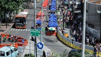 Para pedagang menggelar dagangan di bawah tenda berwarna merah dan biru di Jalan Jatibaru. Sementara trotoar terlihat ramai oleh lalu-lalang warga.