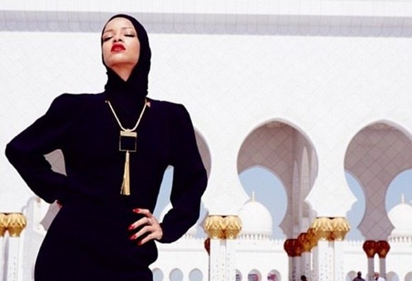 Penyanyi Rihanna juga pernah datang ke masjid kenamaan itu. Mengenakan hijab hitam dan tertutup, tapi ia terpaksa diusir karena gayanya yang menantang (badgalriri/Instagram) Penyanyi Rihanna juga pernah datang ke masjid kenamaan itu. Mengenakan hijab hitam dan tertutup, tapi ia terpaksa diusir karena gayanya yang menantang (badgalriri/Instagram)