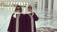Kemudian, Paris Hilton juga datang pernah datang ke sana. Dia menggenakan pakaian yang serba tertutup (Instagram)