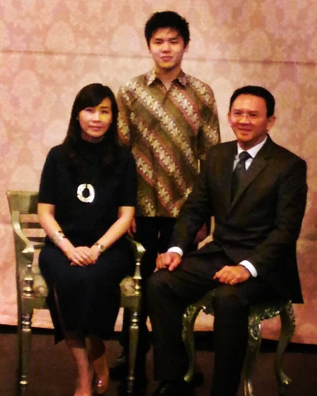 Saat anak sulungnya wisuda, Ahok dan Veronica Tan kompak memakai busana serba hitam. Ahok mengenakan setelan hitam, sedangkan Veronica memakai dress hitam selutut. Foto: dok. Instagram @basukibtp