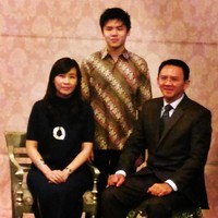 Saat anak sulungnya wisuda, Ahok dan Veronica Tan kompak memakai busana serba hitam. Ahok mengenakan setelan hitam, sedangkan Veronica memakai dress hitam selutut. Foto: dok. Instagram @basukibtp