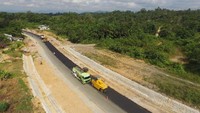 Penampakan alat berat yang digunakan untuk melakukan pengaspalan. Dok. Kementerian PUPR.