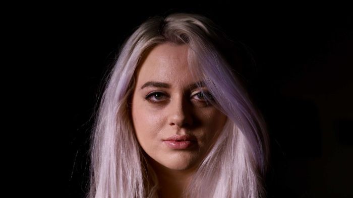 Gadis Ini Tidak Bisa Berhenti Melamun