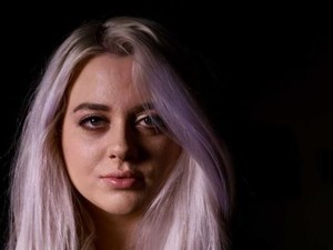 Gadis Ini Tidak Bisa Berhenti Melamun