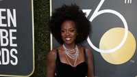 Viola Davis tampil anggun dengan gaun hitam menyapu lantai. Frederick M. Brown/Getty Images/detikFoto.