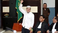 Jonru memasuki ruang sidang Pengadilan Negeri Jakarta Timur sekitar pukul 13.22 WIB.