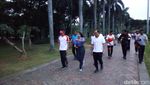 Foto: Sandi dan Menteri Rini Olahraga di Monas, Lalu Makan Bubur