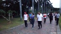 Foto: Sandi dan Rini jalan santai mengitari Monas pada Senin 8 Januari 2018 sekitar 05.30 WIB. Sejumlah pejabat lainnya juga turut serta. Mereka bersemangat mengitari area Monas.Fotografer: Haris Fadhil/detikcom
