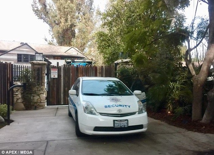 Mobil sekuriti di depan rumah Logan. Foto: DailyMail Mobil sekuriti di depan rumah Logan. Foto: DailyMail