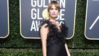 Lily James memilih gaun hitam di acara tersebut. Frazer Harrison/Getty Images/detikFoto.