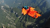 Wingsuit Flying. Aktivitas ini menggunakan pakaian terbang yang dibuat khusus untuk membuat pemakainya bisa mendapat daya angkat udara dan bermanuver lebih lama saat melayang. Diawali dengan lompatan dari daratan tinggi, tebing, atau pesawat, Wingsuit Flying diakhiri dengan si penerbang membuka payung parasut. (VCG/VCG via Getty Images)