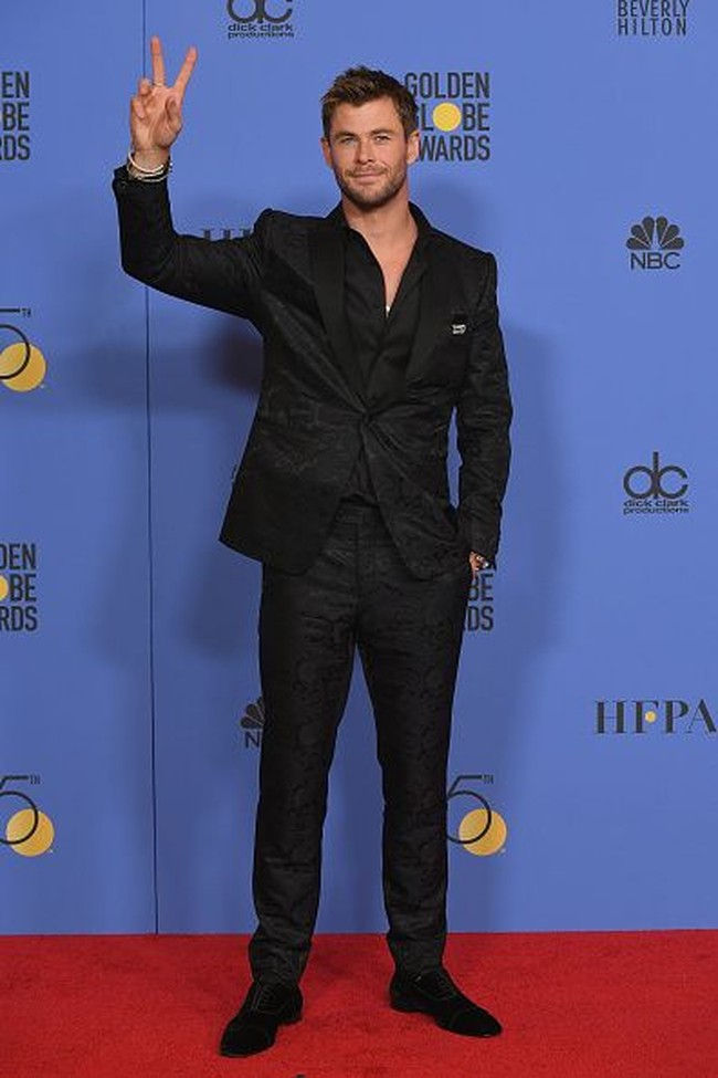 Aktor tampan Chris Hemsworth juga hadir di Golden Globes 2018. Berbeda dengan pria kebayakan, pria asal Australia ini memilih setelan jas dan celana berpola. Foto: Getty Images